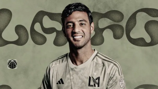 Carlos Vela presentando el nuevo jersey del LAFC