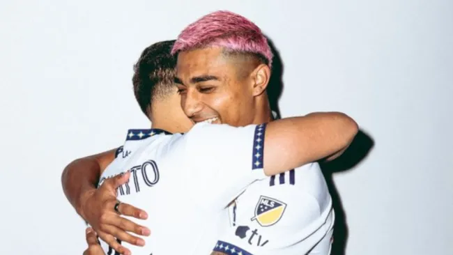 Julián Araujo en abrazo con Chicharito Hernández