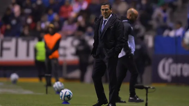 Joaquín Moreno dirigiendo a Cruz Azul ante Puebla