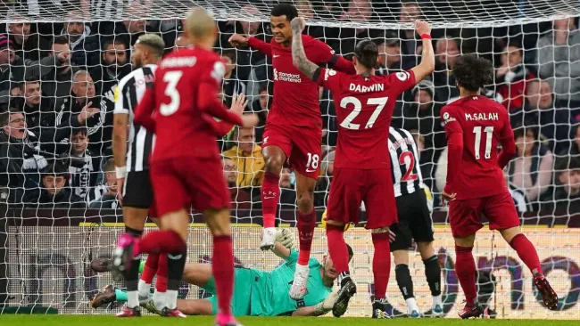 Liverpool vence a Newcastle y se acerca a puestos de Champions