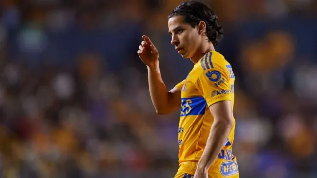 Diego Lainez jugando con Tigres
