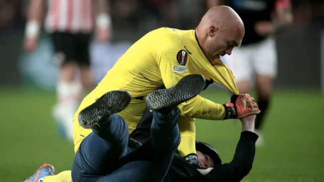 El arquero del Sevilla sometió a su agresor tras vencer al PSV en la UEL