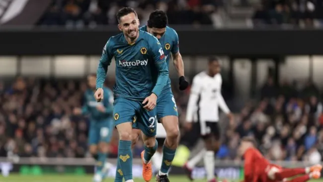 Sarabia celebra el gol del Wolves luego de la asistencia de Raúl Jiménez