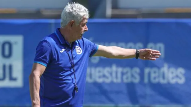 Tuca Ferretti dirigiedo a Cruz Azul