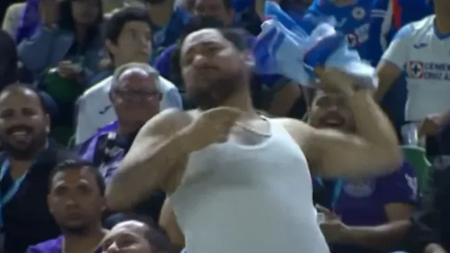 Aficionado celeste no soportó la derrota ante Mazatlán y le "volteó bandera" a la Máquina