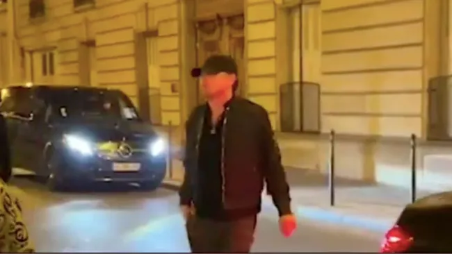 Leonardo DiCaprio llegando a una fiesta en París durante la Semana de la Moda