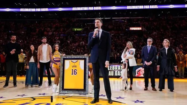 Paul Gasol habla durante la ceremonia de retiro de su camiseta