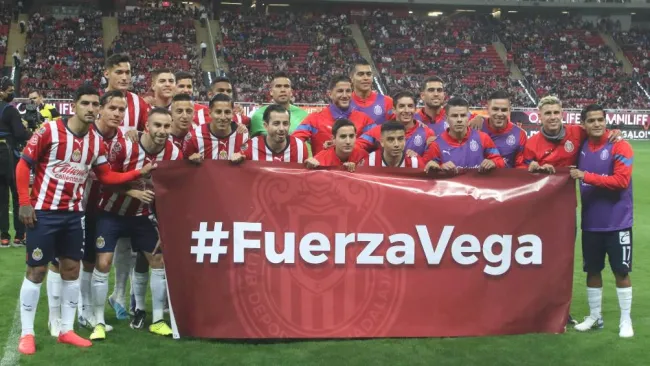 Chivas apoyando a Alexis Vega