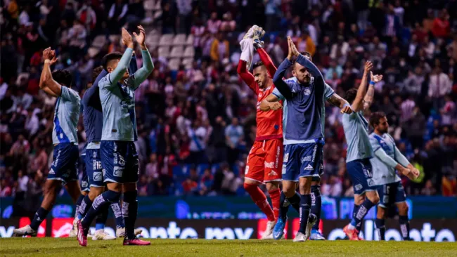 Jugadores de Puebla festejan triunfo