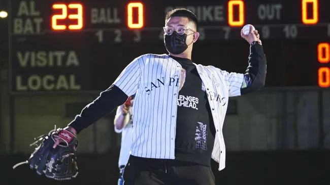 Julio Urías jugando con los Dodgers