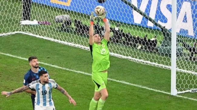 Dibu Martínez subastó los guantes que usó en Qatar 2022