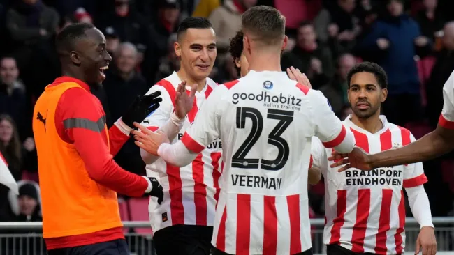 El PSV goleó como local y se colocó a tres puntos del líder en Eredivisie