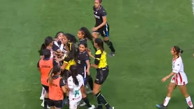 El partido entre Necaxa y Cruz Azul femenil terminó en empujones