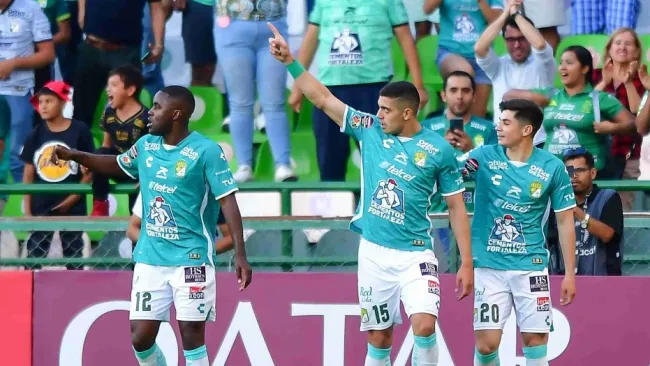 Brian Rubio celebra el primer gol