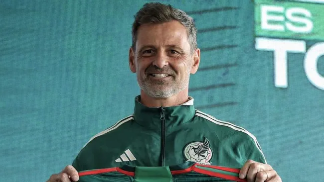 El entrenador nacional no pudo esperar a pisar Surinam para hablar con sus jugadores