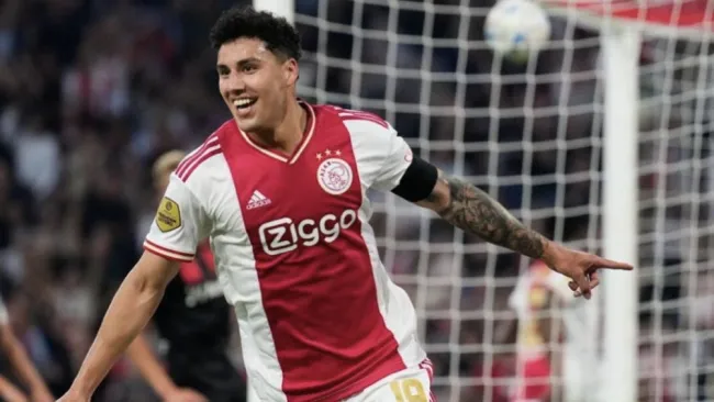 El lateral mexicano ha sido blanco de múltiples criticas sobre su rendimiento en Países Bajos 