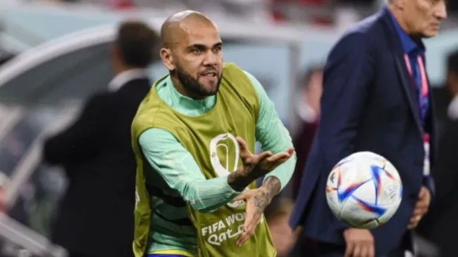 Dani Alves lanza la pelota durante calentamiento