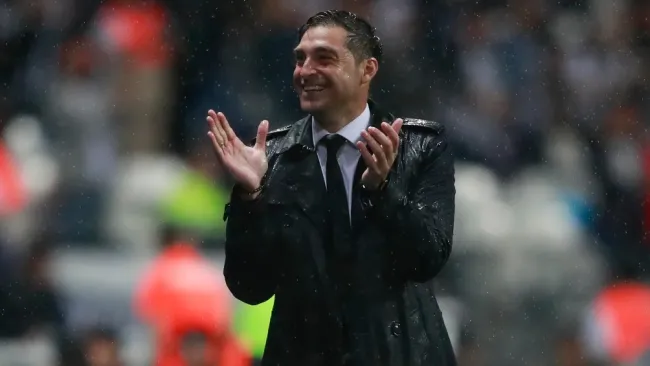 Pumas está dispuesto a pagarle a Diego Alonso 15 veces más que a Rafa Puente