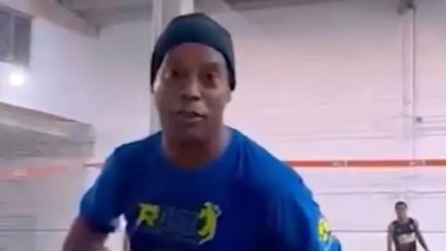 VIDEO: Ronaldinho se luce a sus 43 años en juego de fut-voley