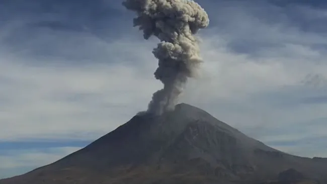 Volcán Popocatépetl este 30 de marzo emitiendo una nube de ceniza