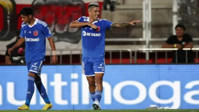 Leandro Fernández celebra un gol con la Universidad de Chile