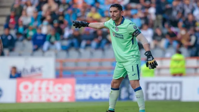 Chuy Corona en el duelo ante Pachuca