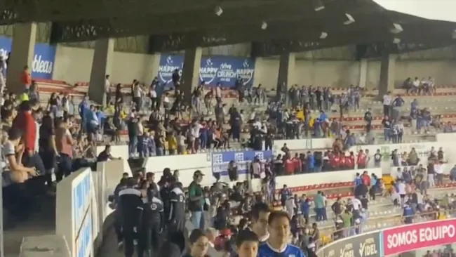 La afición queretana se enfrentó a los universitarios en La Corregidora