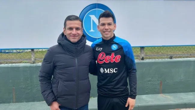 Los Lozano posan para la foto en las instalaciones del Napoli