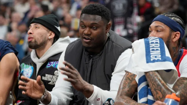 Zion platica con sus compañeros en la banda