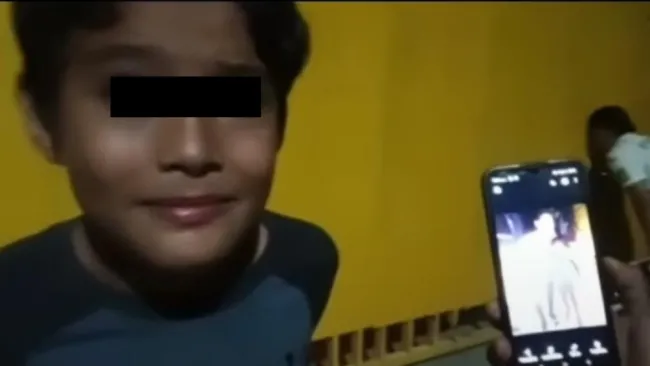 Diego Lainez cumple sueño a un niño que al borde de las lágrimas presume su foto con él