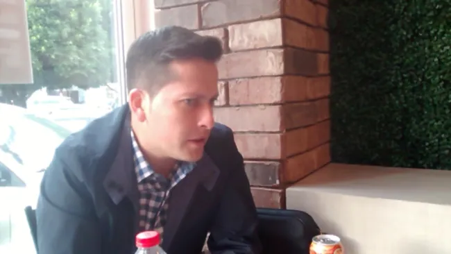 El comentarista durante una charla