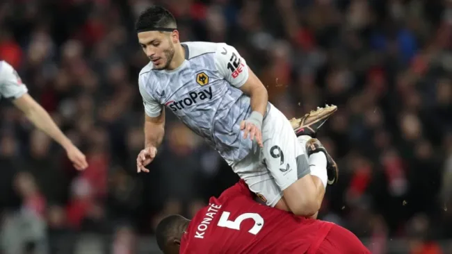 Jiménez recibe una falta ante el Liverpool