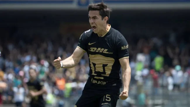 Ulises Rivas celebrando gol con los Universitarios