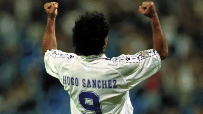 Hugo Sánchez celebrando un gol con el Real Madrid