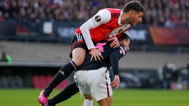 Prensa neerlandesa 'reventó' a Santiago Giménez por su partido ante la Roma en Europa League