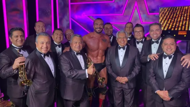 El peleador junto a la Sonora Santanera