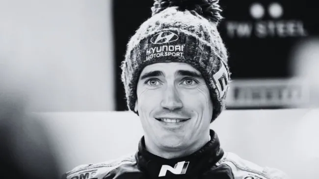 Craig Breen en el padock en Suecia