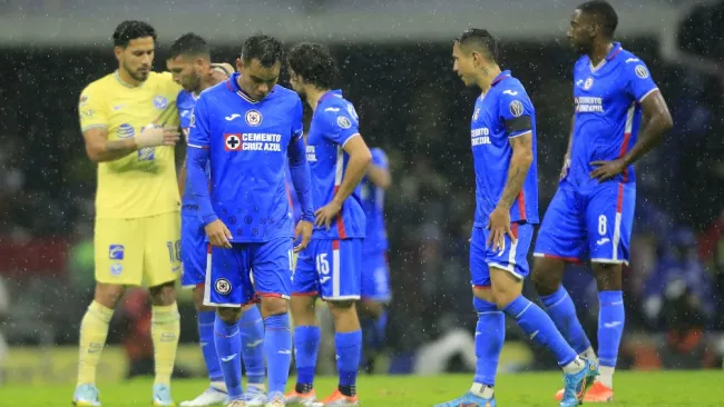 Los jugadores de Cruz Azul tristes después de caer goleados