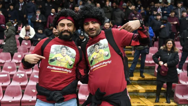 Fanáticos que usan el look de Guillermo Ochoa para apoyarlo