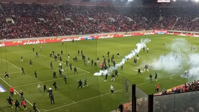 Aficionados comenzaron a lanzar objetos a la cancha del Olympiacos