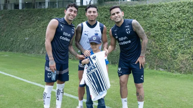 El joven Miguel con algunos miembros del equipo