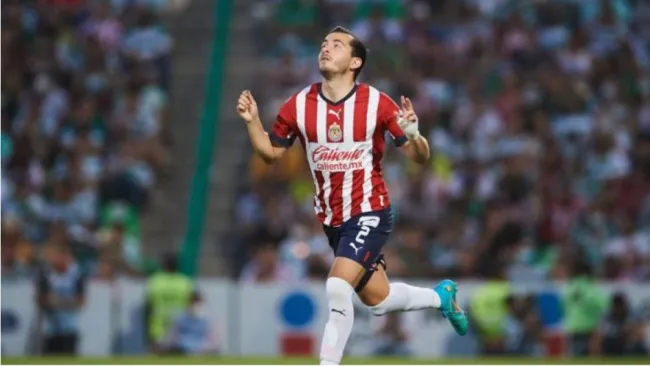 Alan Mozo en un partido de Chivas
