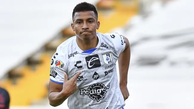 Festejando un gol con los Gallos Blancos