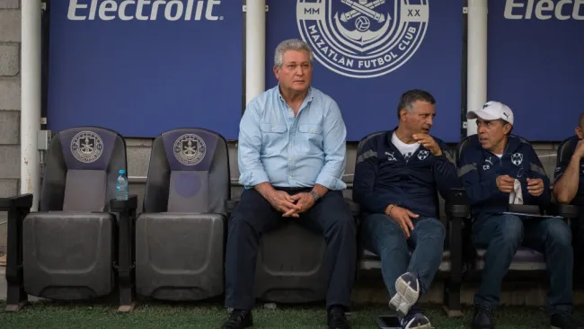 En el banquillo antes de jugar contra Mazatlán