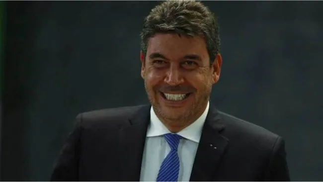 Arturo Elías Ayub sonriendo en una ponencia