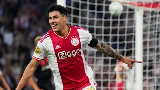 Sánchez festeja una anotación con su equipo