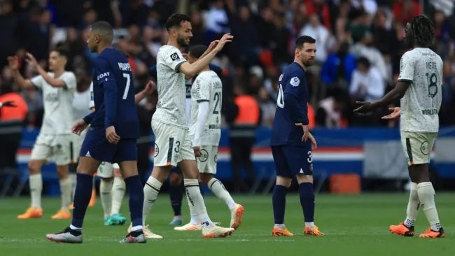 Messi y Mbappé en la derrota del PSG ante Lorient