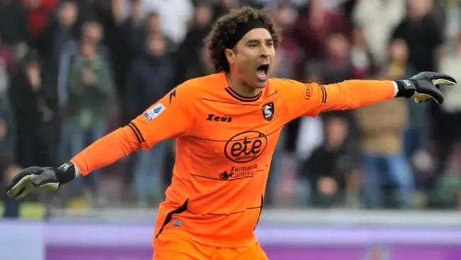 Memo Ochoa, arquero del Salernitana