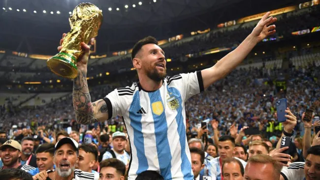 Leonel Messi levantando el trofeo del Mundial en Qatar