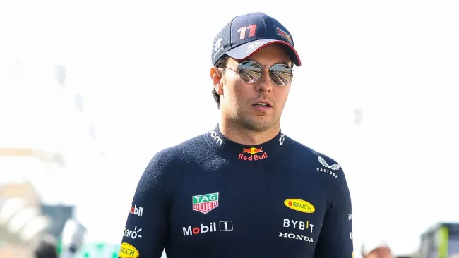 El piloto mexicano caminando por el paddock